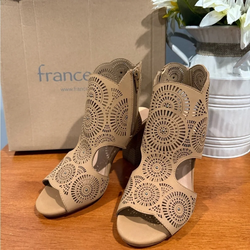 FRANCESCAS Bendetti scalloped Women's Tan Block Heel Sandals/size 6